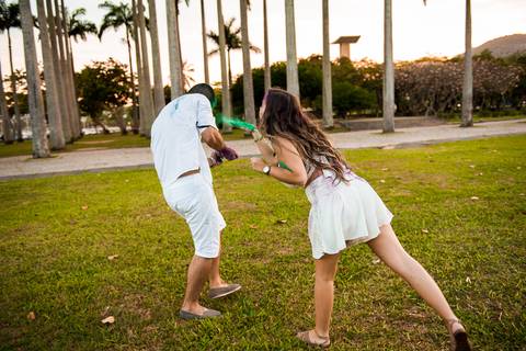 Fotos pre wedding com po colorido'
