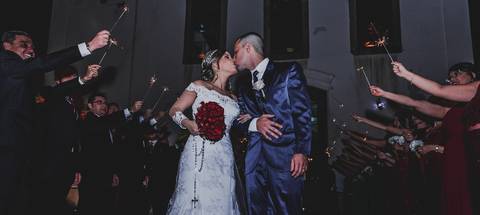 sparkles-luminoso-na-saida-dos-noivos'