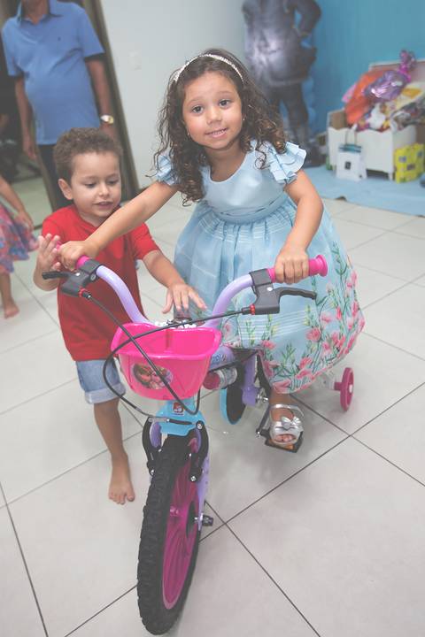 Fotografia do Aniversário da Cecilia em Vila Velha na Praia da Costa, feito pelo Estúdio JAMC.'