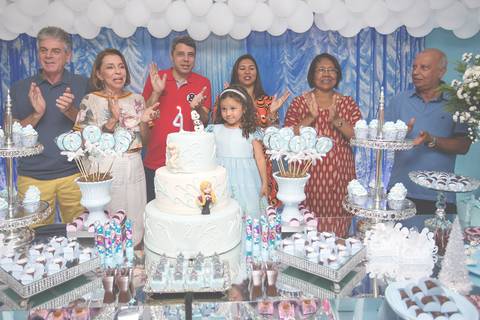 Fotografia do Aniversário da Cecilia em Vila Velha na Praia da Costa, feito pelo Estúdio JAMC.'