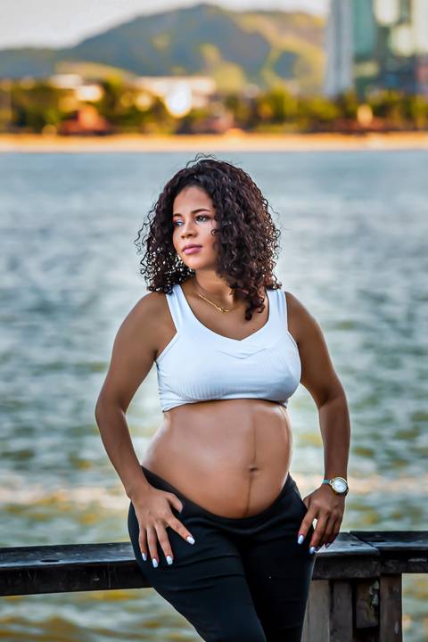 Fotografia de Gestante na Ilha do Frade,  em Vitória,  feita pelo Estúdio JAMC'