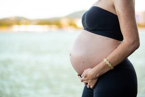 Fotografia de Gestante na Ilha do Frade,  em Vitória,  feita pelo Estúdio JAMC'