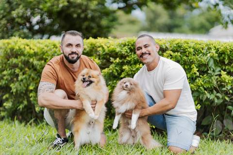 ensaio pré-wedding, João Paulo e Gilberto, casamento homoafetivo, fotos de casal, ensaio em Patrocínio-MG, amor e cumplicidade, fotografia romântica, pré-casamento, ensaio ao ar livre, cenário natural, fotos autênticas, conexão e emoção, ensaio LGBTQIA+, '