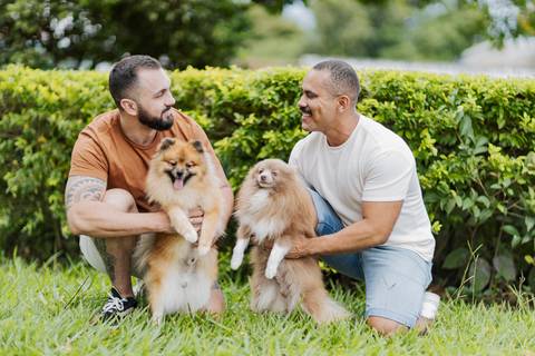 ensaio pré-wedding, João Paulo e Gilberto, casamento homoafetivo, fotos de casal, ensaio em Patrocínio-MG, amor e cumplicidade, fotografia romântica, pré-casamento, ensaio ao ar livre, cenário natural, fotos autênticas, conexão e emoção, ensaio LGBTQIA+, '