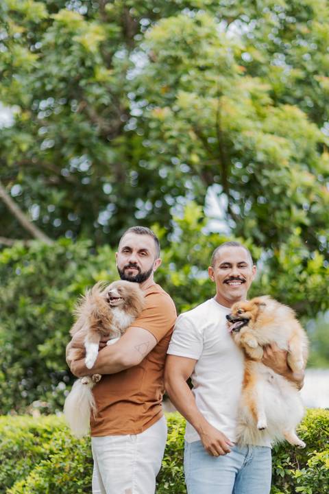 ensaio pré-wedding, João Paulo e Gilberto, casamento homoafetivo, fotos de casal, ensaio em Patrocínio-MG, amor e cumplicidade, fotografia romântica, pré-casamento, ensaio ao ar livre, cenário natural, fotos autênticas, conexão e emoção, ensaio LGBTQIA+, '