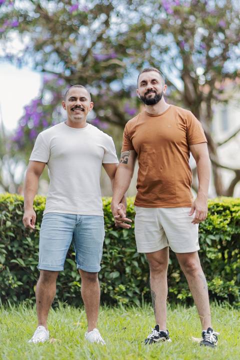 ensaio pré-wedding, João Paulo e Gilberto, casamento homoafetivo, fotos de casal, ensaio em Patrocínio-MG, amor e cumplicidade, fotografia romântica, pré-casamento, ensaio ao ar livre, cenário natural, fotos autênticas, conexão e emoção, ensaio LGBTQIA+, '
