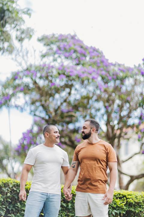 ensaio pré-wedding, João Paulo e Gilberto, casamento homoafetivo, fotos de casal, ensaio em Patrocínio-MG, amor e cumplicidade, fotografia romântica, pré-casamento, ensaio ao ar livre, cenário natural, fotos autênticas, conexão e emoção, ensaio LGBTQIA+, '