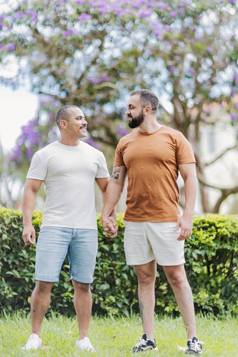 ensaio pré-wedding, João Paulo e Gilberto, casamento homoafetivo, fotos de casal, ensaio em Patrocínio-MG, amor e cumplicidade, fotografia romântica, pré-casamento, ensaio ao ar livre, cenário natural, fotos autênticas, conexão e emoção, ensaio LGBTQIA+, '