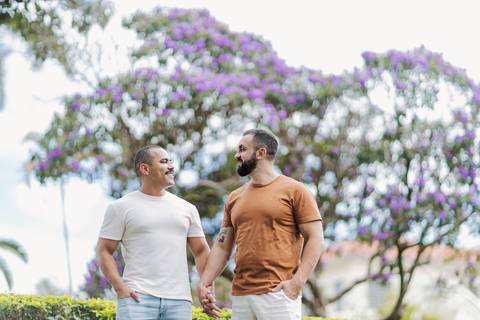 ensaio pré-wedding, João Paulo e Gilberto, casamento homoafetivo, fotos de casal, ensaio em Patrocínio-MG, amor e cumplicidade, fotografia romântica, pré-casamento, ensaio ao ar livre, cenário natural, fotos autênticas, conexão e emoção, ensaio LGBTQIA+, '