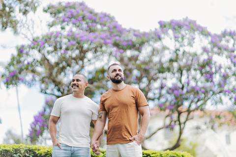 ensaio pré-wedding, João Paulo e Gilberto, casamento homoafetivo, fotos de casal, ensaio em Patrocínio-MG, amor e cumplicidade, fotografia romântica, pré-casamento, ensaio ao ar livre, cenário natural, fotos autênticas, conexão e emoção, ensaio LGBTQIA+, '