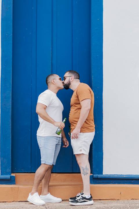 ensaio pré-wedding, João Paulo e Gilberto, casamento homoafetivo, fotos de casal, ensaio em Patrocínio-MG, amor e cumplicidade, fotografia romântica, pré-casamento, ensaio ao ar livre, cenário natural, fotos autênticas, conexão e emoção, ensaio LGBTQIA+, '