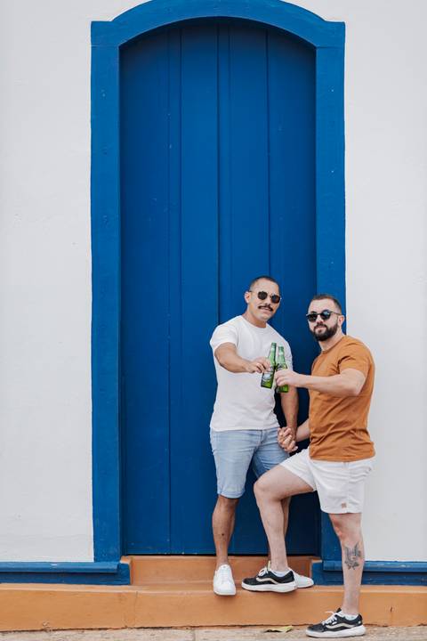 ensaio pré-wedding, João Paulo e Gilberto, casamento homoafetivo, fotos de casal, ensaio em Patrocínio-MG, amor e cumplicidade, fotografia romântica, pré-casamento, ensaio ao ar livre, cenário natural, fotos autênticas, conexão e emoção, ensaio LGBTQIA+, '