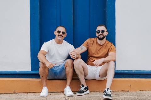 ensaio pré-wedding, João Paulo e Gilberto, casamento homoafetivo, fotos de casal, ensaio em Patrocínio-MG, amor e cumplicidade, fotografia romântica, pré-casamento, ensaio ao ar livre, cenário natural, fotos autênticas, conexão e emoção, ensaio LGBTQIA+, '