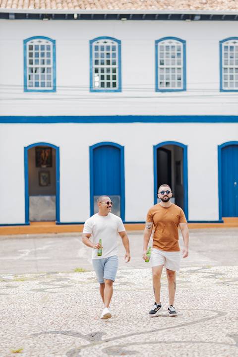 ensaio pré-wedding, João Paulo e Gilberto, casamento homoafetivo, fotos de casal, ensaio em Patrocínio-MG, amor e cumplicidade, fotografia romântica, pré-casamento, ensaio ao ar livre, cenário natural, fotos autênticas, conexão e emoção, ensaio LGBTQIA+, '