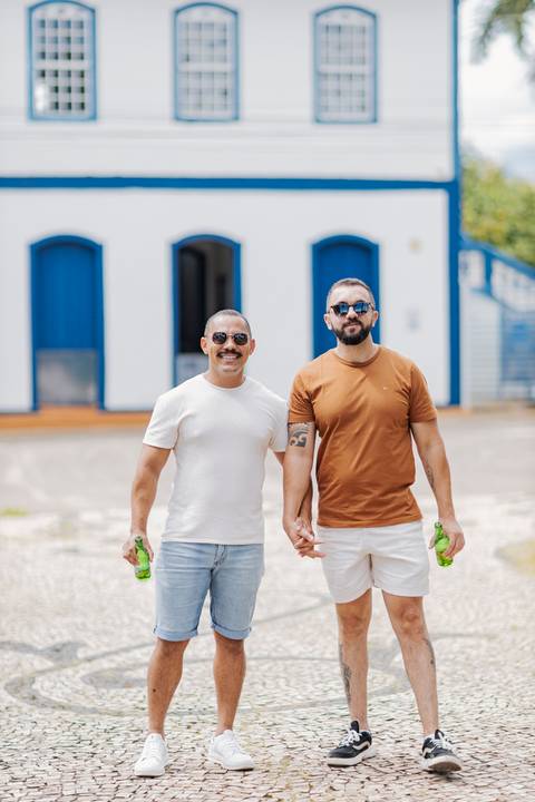 ensaio pré-wedding, João Paulo e Gilberto, casamento homoafetivo, fotos de casal, ensaio em Patrocínio-MG, amor e cumplicidade, fotografia romântica, pré-casamento, ensaio ao ar livre, cenário natural, fotos autênticas, conexão e emoção, ensaio LGBTQIA+, '