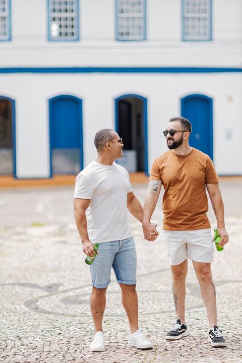ensaio pré-wedding, João Paulo e Gilberto, casamento homoafetivo, fotos de casal, ensaio em Patrocínio-MG, amor e cumplicidade, fotografia romântica, pré-casamento, ensaio ao ar livre, cenário natural, fotos autênticas, conexão e emoção, ensaio LGBTQIA+, '