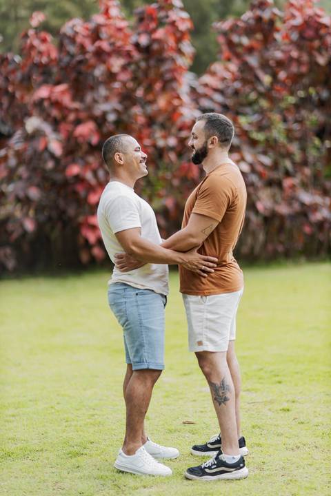 ensaio pré-wedding, João Paulo e Gilberto, casamento homoafetivo, fotos de casal, ensaio em Patrocínio-MG, amor e cumplicidade, fotografia romântica, pré-casamento, ensaio ao ar livre, cenário natural, fotos autênticas, conexão e emoção, ensaio LGBTQIA+, '