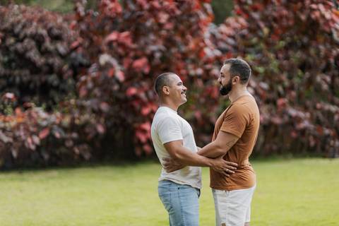 ensaio pré-wedding, João Paulo e Gilberto, casamento homoafetivo, fotos de casal, ensaio em Patrocínio-MG, amor e cumplicidade, fotografia romântica, pré-casamento, ensaio ao ar livre, cenário natural, fotos autênticas, conexão e emoção, ensaio LGBTQIA+, '