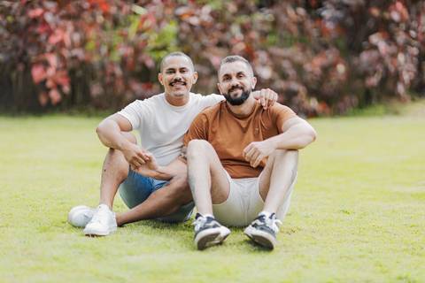 ensaio pré-wedding, João Paulo e Gilberto, casamento homoafetivo, fotos de casal, ensaio em Patrocínio-MG, amor e cumplicidade, fotografia romântica, pré-casamento, ensaio ao ar livre, cenário natural, fotos autênticas, conexão e emoção, ensaio LGBTQIA+, '