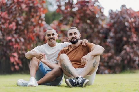 ensaio pré-wedding, João Paulo e Gilberto, casamento homoafetivo, fotos de casal, ensaio em Patrocínio-MG, amor e cumplicidade, fotografia romântica, pré-casamento, ensaio ao ar livre, cenário natural, fotos autênticas, conexão e emoção, ensaio LGBTQIA+, '