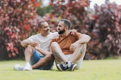 ensaio pré-wedding, João Paulo e Gilberto, casamento homoafetivo, fotos de casal, ensaio em Patrocínio-MG, amor e cumplicidade, fotografia romântica, pré-casamento, ensaio ao ar livre, cenário natural, fotos autênticas, conexão e emoção, ensaio LGBTQIA+, '