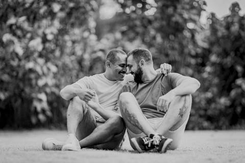 ensaio pré-wedding, João Paulo e Gilberto, casamento homoafetivo, fotos de casal, ensaio em Patrocínio-MG, amor e cumplicidade, fotografia romântica, pré-casamento, ensaio ao ar livre, cenário natural, fotos autênticas, conexão e emoção, ensaio LGBTQIA+, '