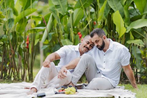 ensaio pré-wedding, João Paulo e Gilberto, casamento homoafetivo, fotos de casal, ensaio em Patrocínio-MG, amor e cumplicidade, fotografia romântica, pré-casamento, ensaio ao ar livre, cenário natural, fotos autênticas, conexão e emoção, ensaio LGBTQIA+, '