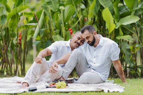 ensaio pré-wedding, João Paulo e Gilberto, casamento homoafetivo, fotos de casal, ensaio em Patrocínio-MG, amor e cumplicidade, fotografia romântica, pré-casamento, ensaio ao ar livre, cenário natural, fotos autênticas, conexão e emoção, ensaio LGBTQIA+, '