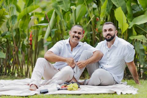 ensaio pré-wedding, João Paulo e Gilberto, casamento homoafetivo, fotos de casal, ensaio em Patrocínio-MG, amor e cumplicidade, fotografia romântica, pré-casamento, ensaio ao ar livre, cenário natural, fotos autênticas, conexão e emoção, ensaio LGBTQIA+, '