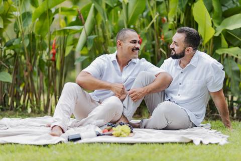 ensaio pré-wedding, João Paulo e Gilberto, casamento homoafetivo, fotos de casal, ensaio em Patrocínio-MG, amor e cumplicidade, fotografia romântica, pré-casamento, ensaio ao ar livre, cenário natural, fotos autênticas, conexão e emoção, ensaio LGBTQIA+, '