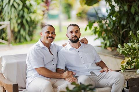 ensaio pré-wedding, João Paulo e Gilberto, casamento homoafetivo, fotos de casal, ensaio em Patrocínio-MG, amor e cumplicidade, fotografia romântica, pré-casamento, ensaio ao ar livre, cenário natural, fotos autênticas, conexão e emoção, ensaio LGBTQIA+, '