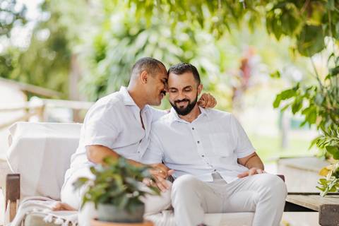 ensaio pré-wedding, João Paulo e Gilberto, casamento homoafetivo, fotos de casal, ensaio em Patrocínio-MG, amor e cumplicidade, fotografia romântica, pré-casamento, ensaio ao ar livre, cenário natural, fotos autênticas, conexão e emoção, ensaio LGBTQIA+, '