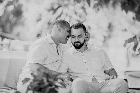 ensaio pré-wedding, João Paulo e Gilberto, casamento homoafetivo, fotos de casal, ensaio em Patrocínio-MG, amor e cumplicidade, fotografia romântica, pré-casamento, ensaio ao ar livre, cenário natural, fotos autênticas, conexão e emoção, ensaio LGBTQIA+, '