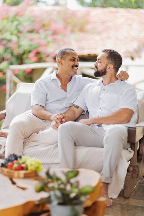 ensaio pré-wedding, João Paulo e Gilberto, casamento homoafetivo, fotos de casal, ensaio em Patrocínio-MG, amor e cumplicidade, fotografia romântica, pré-casamento, ensaio ao ar livre, cenário natural, fotos autênticas, conexão e emoção, ensaio LGBTQIA+, '