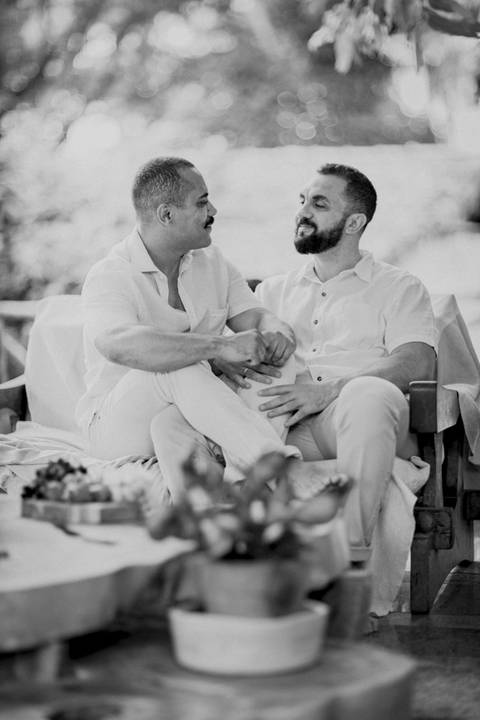 ensaio pré-wedding, João Paulo e Gilberto, casamento homoafetivo, fotos de casal, ensaio em Patrocínio-MG, amor e cumplicidade, fotografia romântica, pré-casamento, ensaio ao ar livre, cenário natural, fotos autênticas, conexão e emoção, ensaio LGBTQIA+, '