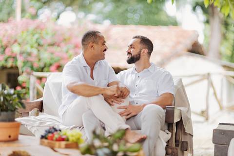 ensaio pré-wedding, João Paulo e Gilberto, casamento homoafetivo, fotos de casal, ensaio em Patrocínio-MG, amor e cumplicidade, fotografia romântica, pré-casamento, ensaio ao ar livre, cenário natural, fotos autênticas, conexão e emoção, ensaio LGBTQIA+, '