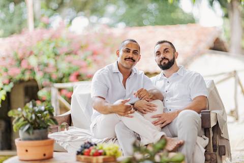 ensaio pré-wedding, João Paulo e Gilberto, casamento homoafetivo, fotos de casal, ensaio em Patrocínio-MG, amor e cumplicidade, fotografia romântica, pré-casamento, ensaio ao ar livre, cenário natural, fotos autênticas, conexão e emoção, ensaio LGBTQIA+, '