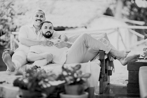 ensaio pré-wedding, João Paulo e Gilberto, casamento homoafetivo, fotos de casal, ensaio em Patrocínio-MG, amor e cumplicidade, fotografia romântica, pré-casamento, ensaio ao ar livre, cenário natural, fotos autênticas, conexão e emoção, ensaio LGBTQIA+, '