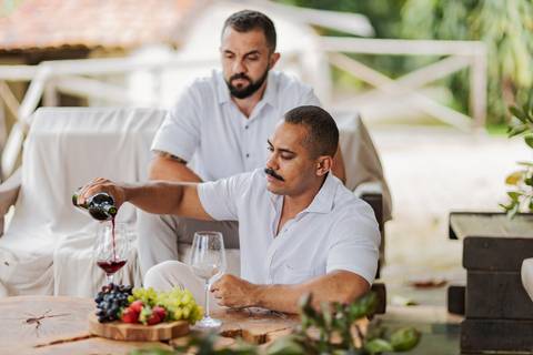 ensaio pré-wedding, João Paulo e Gilberto, casamento homoafetivo, fotos de casal, ensaio em Patrocínio-MG, amor e cumplicidade, fotografia romântica, pré-casamento, ensaio ao ar livre, cenário natural, fotos autênticas, conexão e emoção, ensaio LGBTQIA+, '