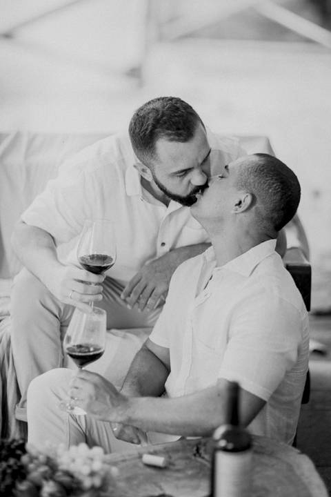 ensaio pré-wedding, João Paulo e Gilberto, casamento homoafetivo, fotos de casal, ensaio em Patrocínio-MG, amor e cumplicidade, fotografia romântica, pré-casamento, ensaio ao ar livre, cenário natural, fotos autênticas, conexão e emoção, ensaio LGBTQIA+, '