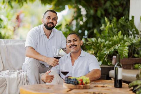 pré-wedding Patrocínio-MG, ensaio de casal, fotos pré-casamento, ensaio romântico, casal apaixonado, fotografia de amor, ensaio LGBTQIA+, momentos especiais, conexão verdadeira, ensaio rústico, casamento igualitário, fotografia espontânea, romance em imag'