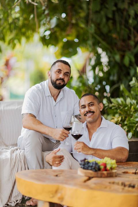 pré-wedding Patrocínio-MG, ensaio de casal, fotos pré-casamento, ensaio romântico, casal apaixonado, fotografia de amor, ensaio LGBTQIA+, momentos especiais, conexão verdadeira, ensaio rústico, casamento igualitário, fotografia espontânea, romance em imag'