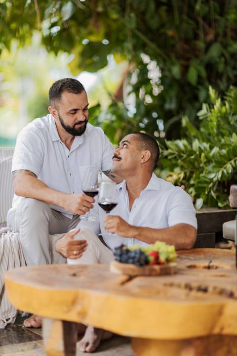 pré-wedding Patrocínio-MG, ensaio de casal, fotos pré-casamento, ensaio romântico, casal apaixonado, fotografia de amor, ensaio LGBTQIA+, momentos especiais, conexão verdadeira, ensaio rústico, casamento igualitário, fotografia espontânea, romance em imag'