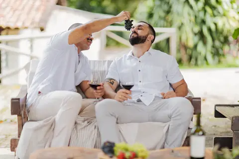 pré-wedding Patrocínio-MG, ensaio de casal, fotos pré-casamento, ensaio romântico, casal apaixonado, fotografia de amor, ensaio LGBTQIA+, momentos especiais, conexão verdadeira, ensaio rústico, casamento igualitário, fotografia espontânea, romance em imag'