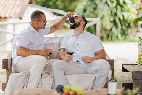 pré-wedding Patrocínio-MG, ensaio de casal, fotos pré-casamento, ensaio romântico, casal apaixonado, fotografia de amor, ensaio LGBTQIA+, momentos especiais, conexão verdadeira, ensaio rústico, casamento igualitário, fotografia espontânea, romance em imag'