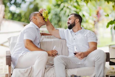 pré-wedding Patrocínio-MG, ensaio de casal, fotos pré-casamento, ensaio romântico, casal apaixonado, fotografia de amor, ensaio LGBTQIA+, momentos especiais, conexão verdadeira, ensaio rústico, casamento igualitário, fotografia espontânea, romance em imag'