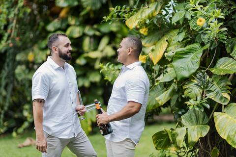 pré-wedding Patrocínio-MG, ensaio de casal, fotos pré-casamento, ensaio romântico, casal apaixonado, fotografia de amor, ensaio LGBTQIA+, momentos especiais, conexão verdadeira, ensaio rústico, casamento igualitário, fotografia espontânea, romance em imag'