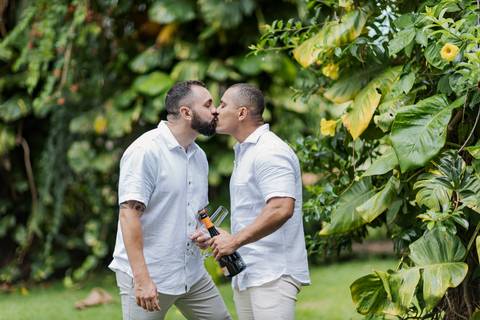 casamento homoafetivo, pré-wedding LGBTQIA+, ensaio de casal LGBTQIA+, amor sem rótulos, casamento igualitário, fotos de amor autêntico, ensaio gay, fotografia homoafetiva, celebração do amor, casal apaixonado, fotos românticas LGBTQIA+, união e cumplicid'