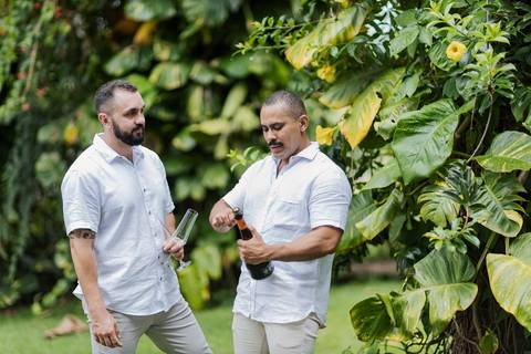 casamento homoafetivo, pré-wedding LGBTQIA+, ensaio de casal LGBTQIA+, amor sem rótulos, casamento igualitário, fotos de amor autêntico, ensaio gay, fotografia homoafetiva, celebração do amor, casal apaixonado, fotos românticas LGBTQIA+, união e cumplicid'