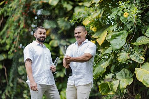 casamento homoafetivo, pré-wedding LGBTQIA+, ensaio de casal LGBTQIA+, amor sem rótulos, casamento igualitário, fotos de amor autêntico, ensaio gay, fotografia homoafetiva, celebração do amor, casal apaixonado, fotos românticas LGBTQIA+, união e cumplicid'